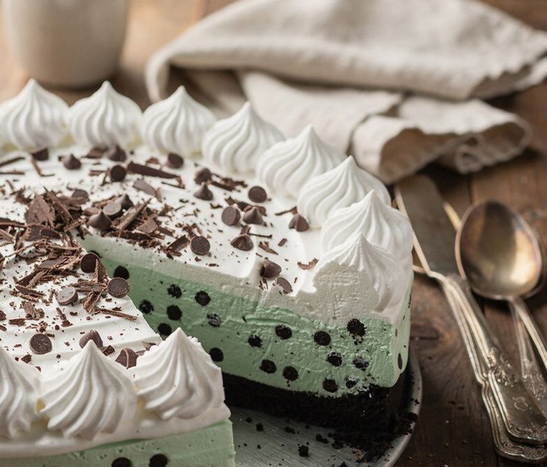 Mint Chocolate Chip Cream Pie with Cookie Crust