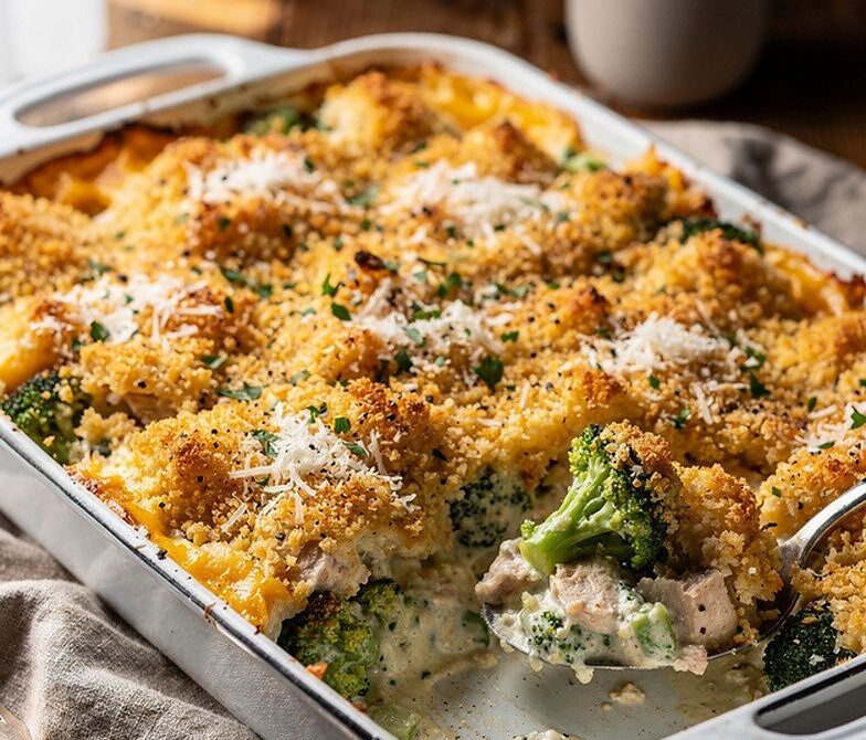 Creamy Baked Chicken and Broccoli Casserole with Crunchy Topping