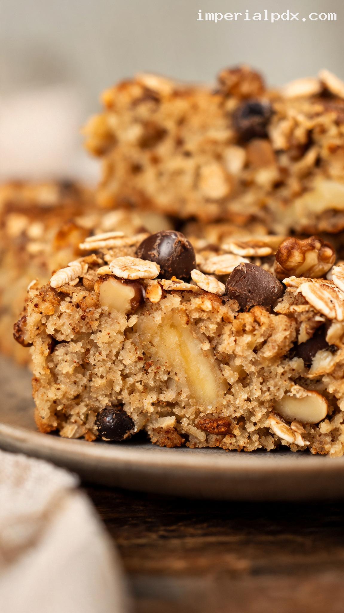 Soft Baked Banana Oat Breakfast Bars – Closeup