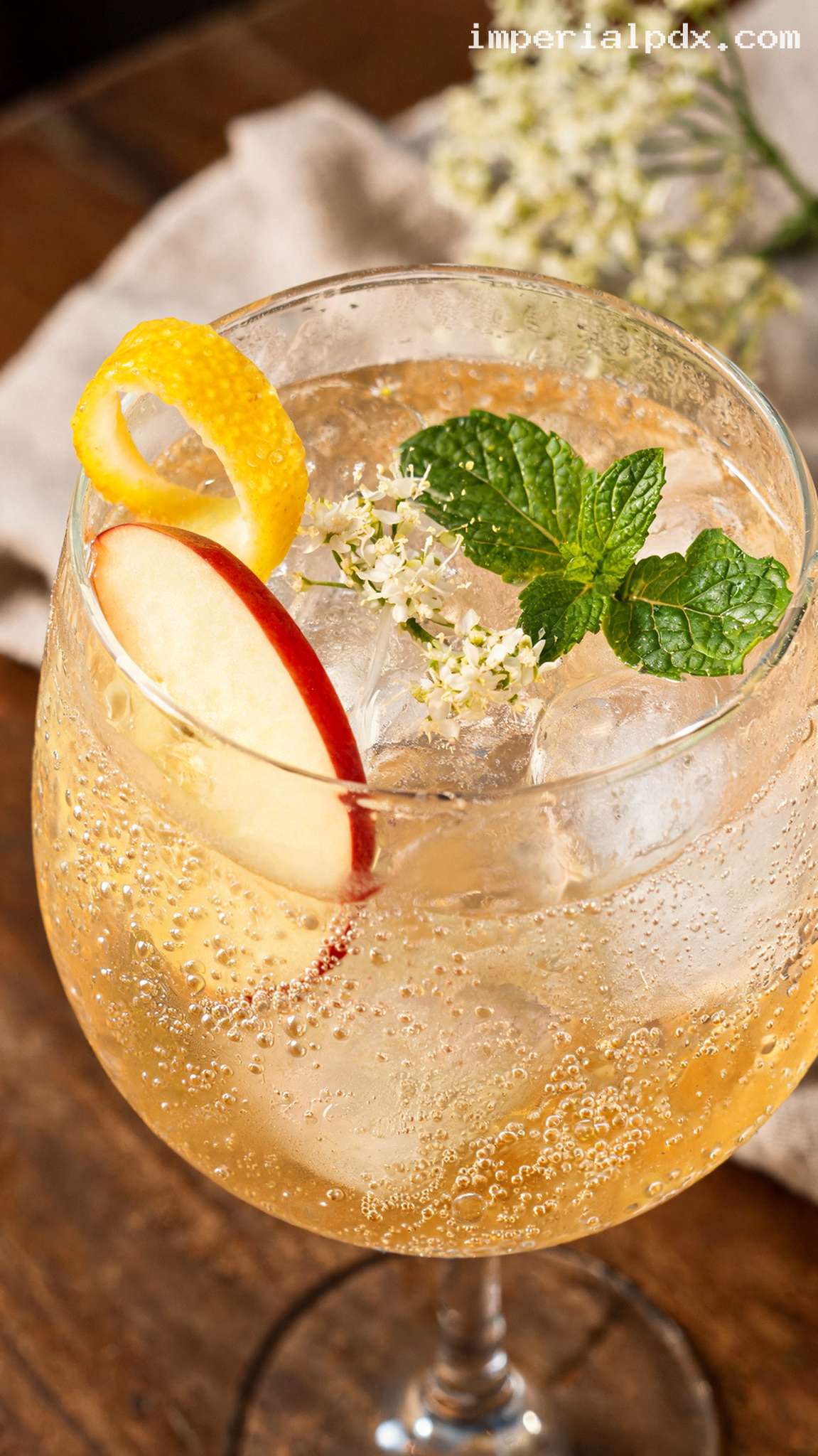 Crisp Apple and Elderflower Spritz – Closeup