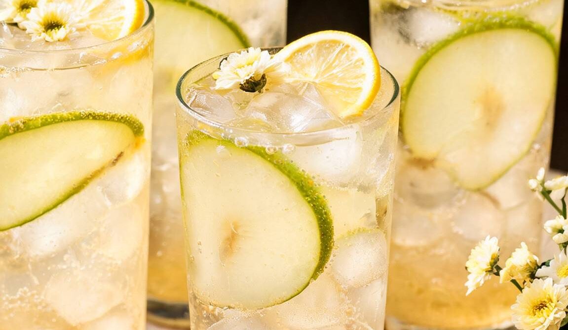 Floral Chrysanthemum Pear Tea Refresher