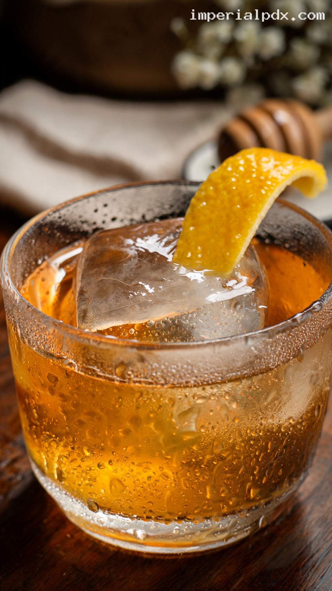 Gold Rush Bourbon Cocktail With Lemon and Honey – Closeup